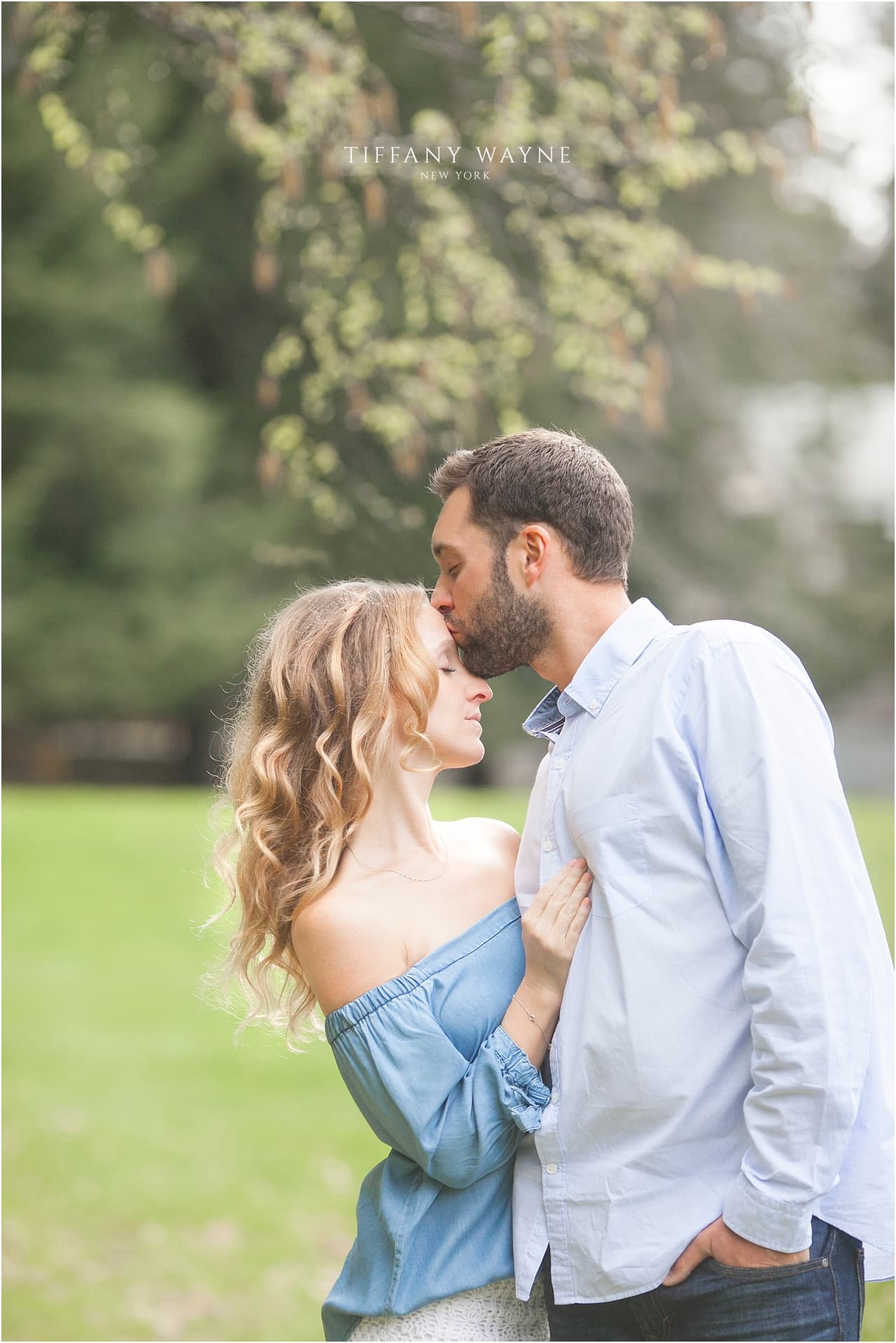 Cozy kisses during Yaddo Gardens engagement session