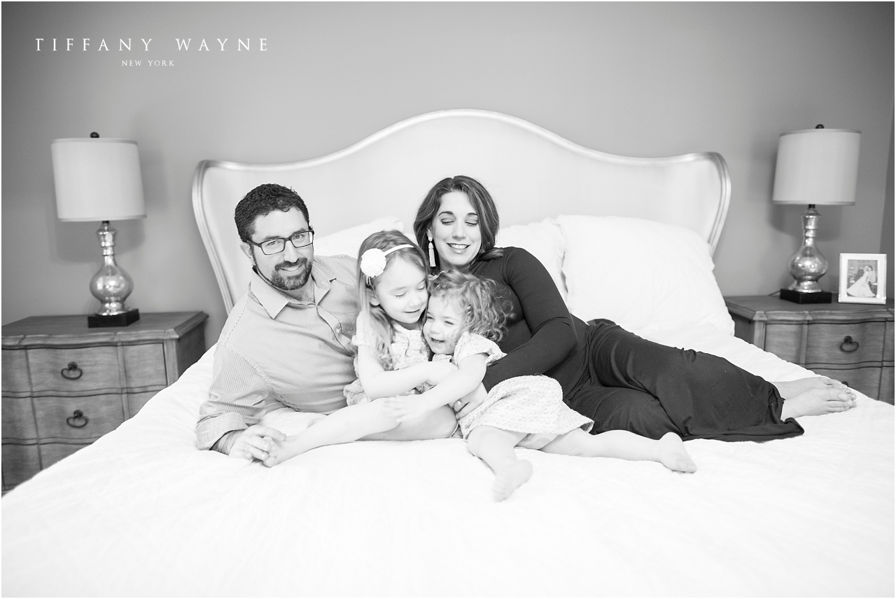 Lifestyle maternity session family on bed