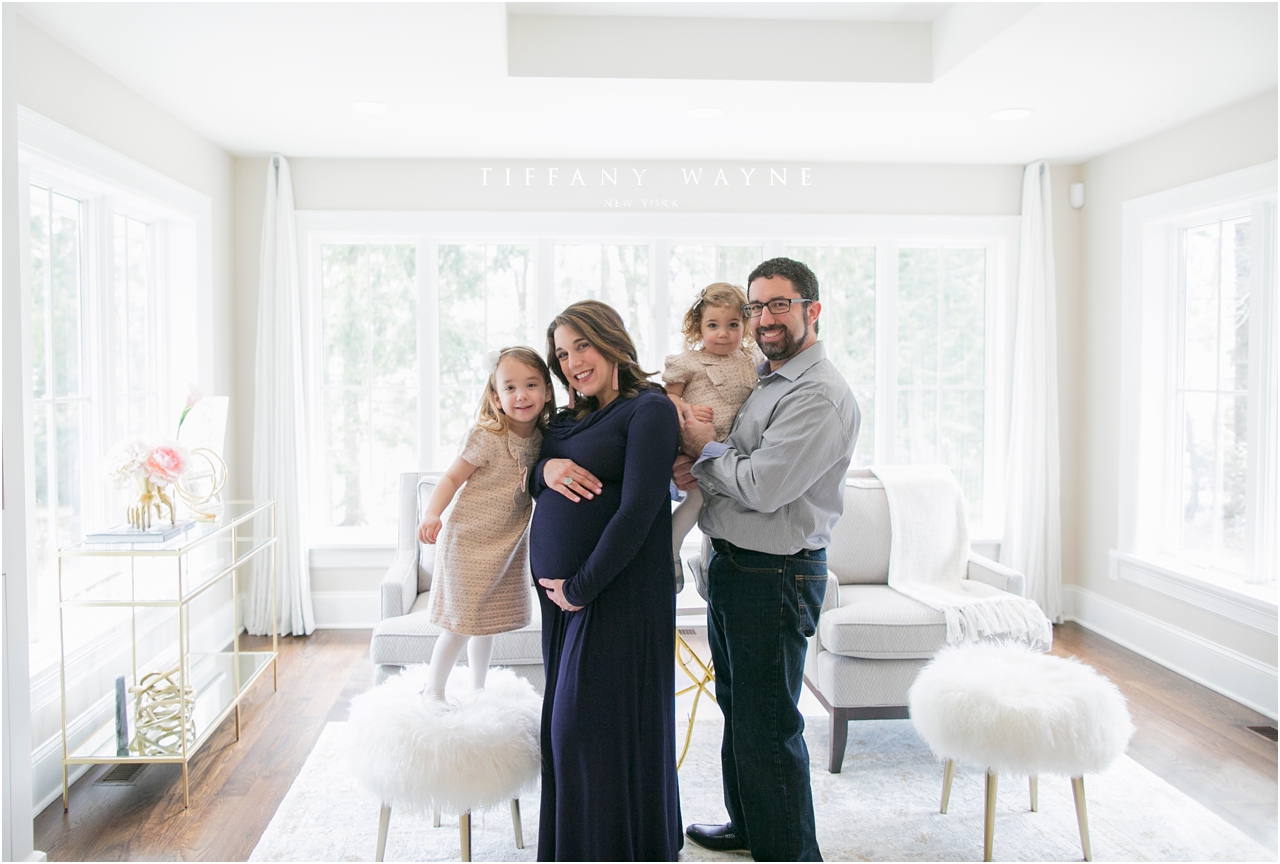 Lifestyle maternity session family in living room