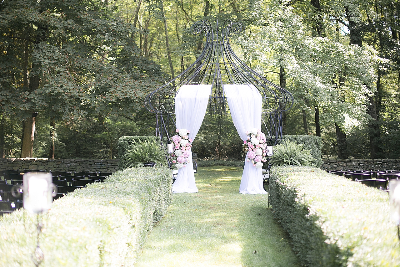 outdoor wedding ceremony at Lord Thompson Manor photographed by wedding photographer Tiffany Wayne Photography
